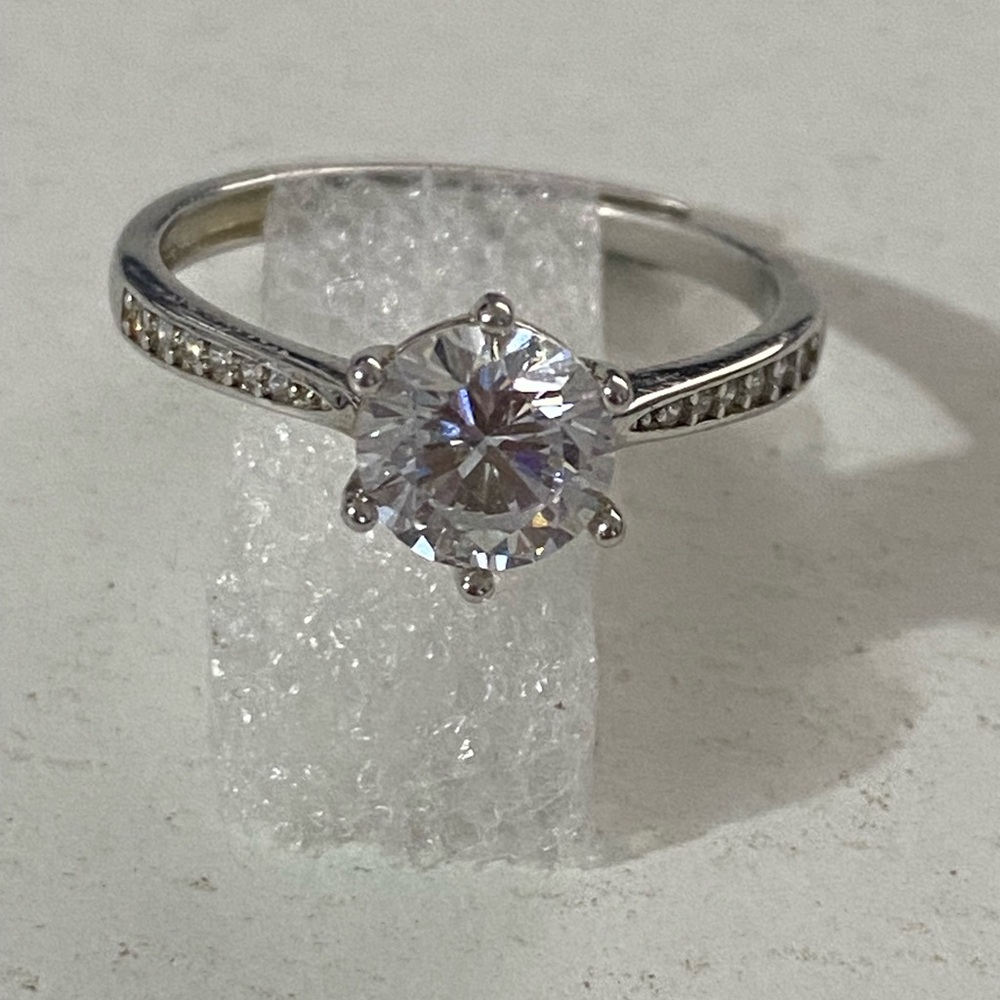 Classic Silver-Tone Round-Cut Solitaire Ring with Accent Stones